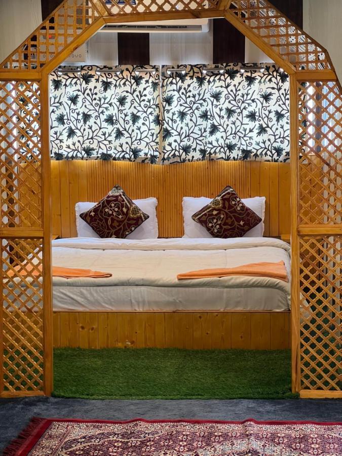 Aristotle Group Of Houseboats & Transportation Hotel Srinagar  Bagian luar foto